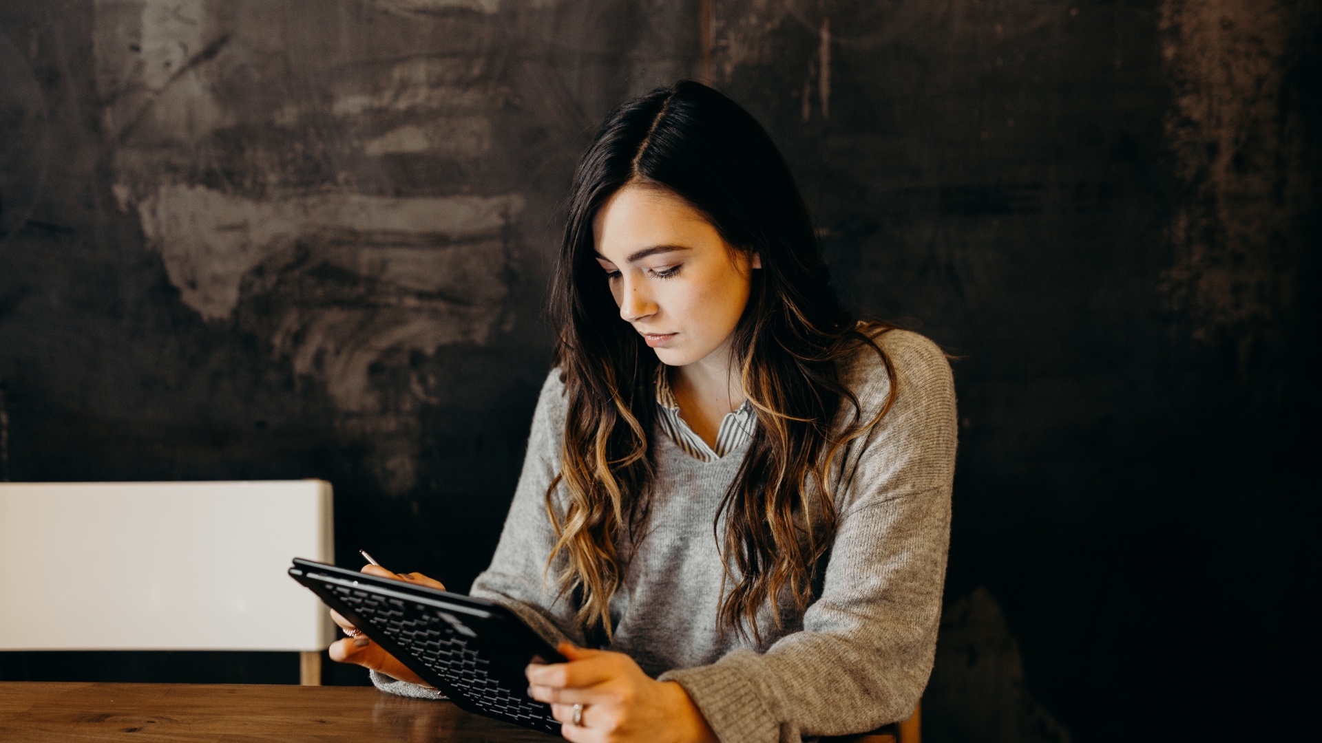 Femme sur une tablette