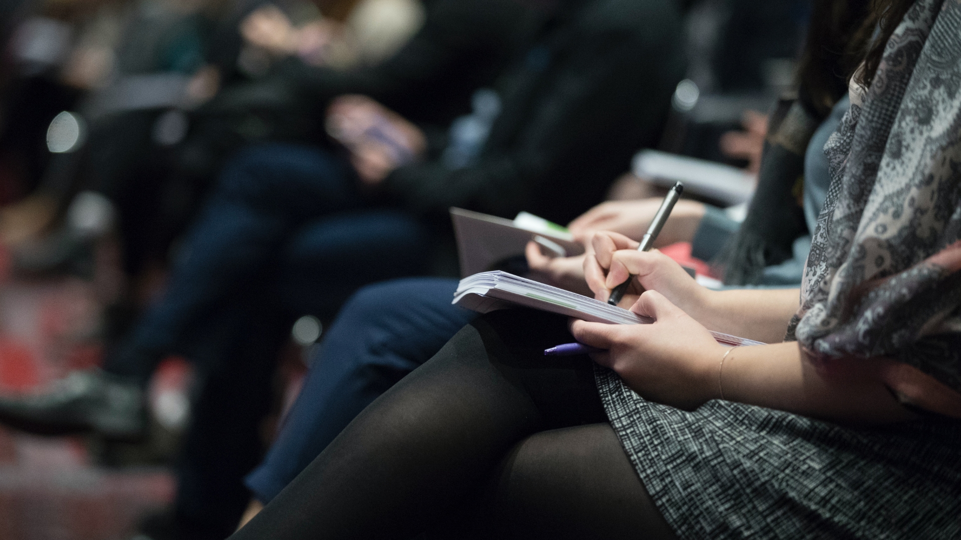 Une femme écrit sur un carnet