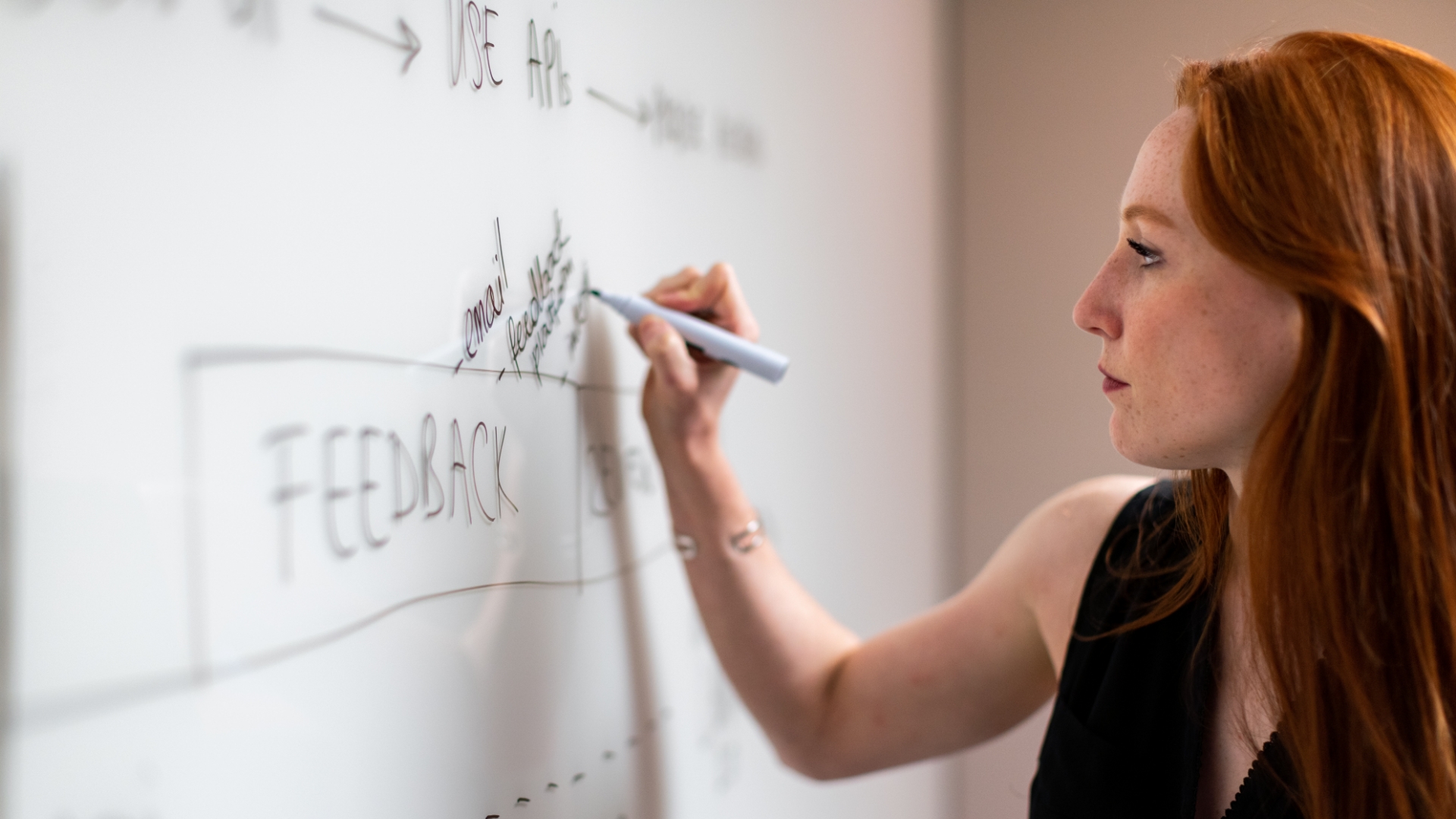 Femme qui écrit sur un tableau